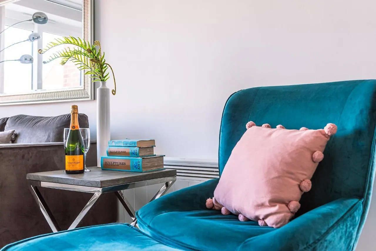 2 Bed Boutique Apartment With Free Parking York